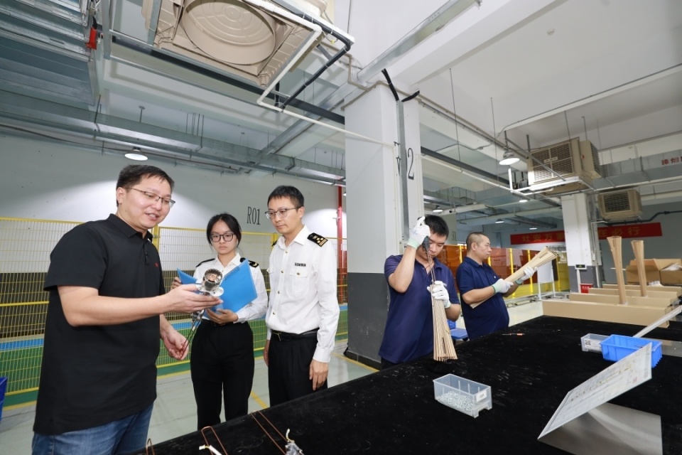 对该批火炬, 作分发四个